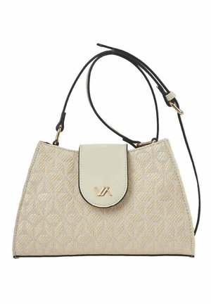 Bolso rectangular beige tejido con correa de hombro negra ajustable, cierre con solapa frontal y pequeño detalle de logo dorado en la solapa.