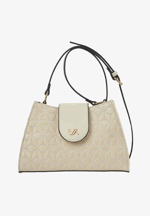 Bolso rectangular beige tejido con correa de hombro negra ajustable, cierre con solapa frontal y pequeño detalle de logo dorado en la solapa.