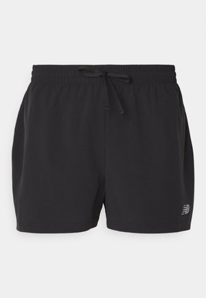 Bermudas deportivas negras hechas de tejido ligero, con una cintura elástica y cordón ajustable, y un logotipo sutil en la parte inferior izquierda.