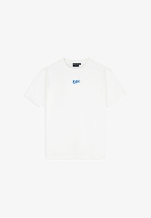 Witte T-shirt met korte mouwen en ronde hals met blauw "Ballin"-logo gecentreerd op de borst, weergegeven op een effen witte achtergrond.