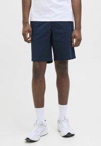 Marineblå shorts med lige snit, lavet af et blødt materiale. Længden når midt på låret og har sidelommer samt et enkelt design.