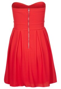 Robe rouge sans bretelles avec fermeture éclair devant, corsage ajusté, taille marquée et jupe A-line plissée.