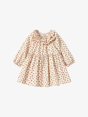 Cvečni sputnik iz kremaste tkanine z nabranim ovratnikom, dolgimi rokavi in nabranim pasom; vsebuje majhne rdeče in zelene cvetlične vzorce.