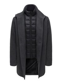 Grauer Wollmantel mit abnehmbarer, schwarz gepolsterter Innenschicht mit Steppdesign, hohem Kragen und verstecktem Verschluss. Außen Material mit strukturierter Oberfläche.