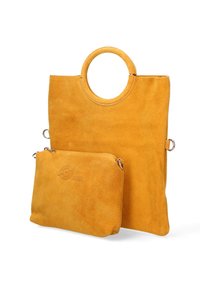 Borsa tote gialla in suede con un manico circolare, dotata di una pochette staccabile più piccola. Entrambi presentano una texture morbida e un design minimal.