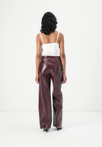 Vero Moda VMTESSA WIDE VINYL - Broek - winetasting