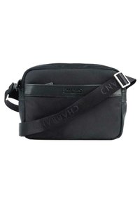 Borsa a spalla nera di forma rettangolare, realizzata in tessuto e pelle. Presenta un logo, una tracolla regolabile e una tasca frontale con zip.