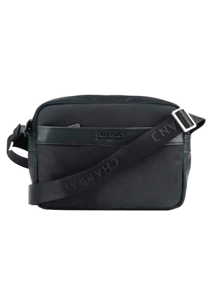 Borsa a spalla nera di forma rettangolare, realizzata in tessuto e pelle. Presenta un logo, una tracolla regolabile e una tasca frontale con zip.