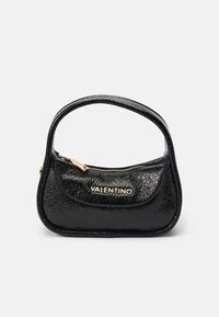 Borsa a tracolla in pelle nera con finitura testurizzata, forma arrotondata e manico singolo. Presenta una tasca frontale con zip e un marchio in tono oro.