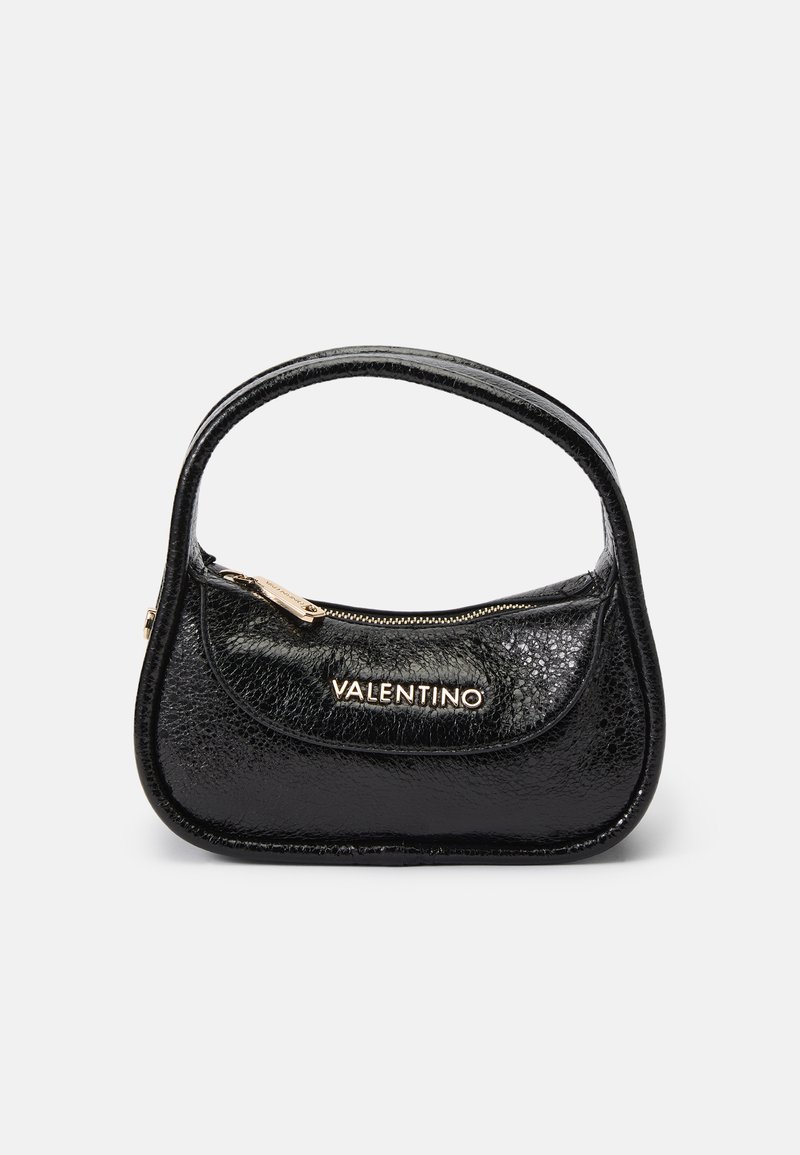 Borsa a tracolla in pelle nera con finitura testurizzata, forma arrotondata e manico singolo. Presenta una tasca frontale con zip e un marchio in tono oro.