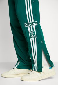 adidas Originals ADIBREAK - Träningsbyxor - collegiate green