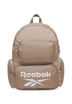Beżowy plecak Reebok z dużą przednią kieszenią, dwoma bocznymi kieszeniami na zamek oraz białym logo Reebok na dolnej przedniej kieszeni.