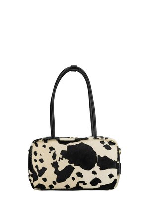 Sac à main rectangulaire avec imprimé vache noir et blanc, anses noires et fermeture éclair sur le dessus.