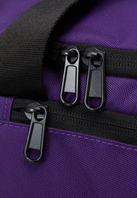 Champion MODERN SPORT SMALL DUFFEL UNISEX - Borsa per lo sport - purple/black