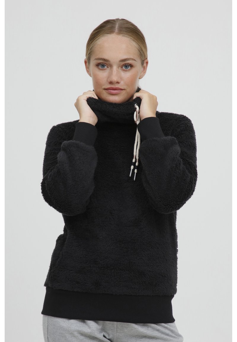 Sort, fuzzy pullover med høj hals og snor. Justerbare ærmer og nederste kant. Blød tekstur og afslappet pasform.