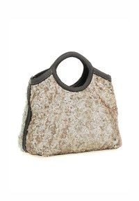 Borsa a mano scintillante in paillettes dorate con una parte superiore arrotondata, dettagli in pelle grigia e una superficie testurizzata, dotata di un paio di manici superiori.