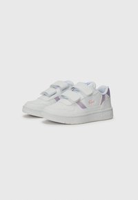 Baskets en cuir blanc avec des bandes Velcro, accents violets et roses, bout arrondi et semelle texturée. Présente un logo de marque sur le côté.