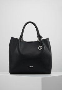 Bolso de mano de cuero negro con un acabado texturizado, que presenta herrajes plateados, asas superiores y un acento de logo metálico en la parte frontal.