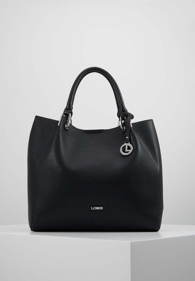 Bolso de mano de cuero negro con un acabado texturizado, que presenta herrajes plateados, asas superiores y un acento de logo metálico en la parte frontal.