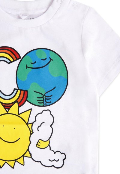 Biała bawełniana koszulka z grafiką przedstawiającą uśmiechnięte słońce, chmurę, ziemię i tęczę. Kolory to żółty, niebieski, zielony i czerwony.