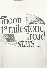 s.Oliver MIT FRONT - T-shirt print - weiß