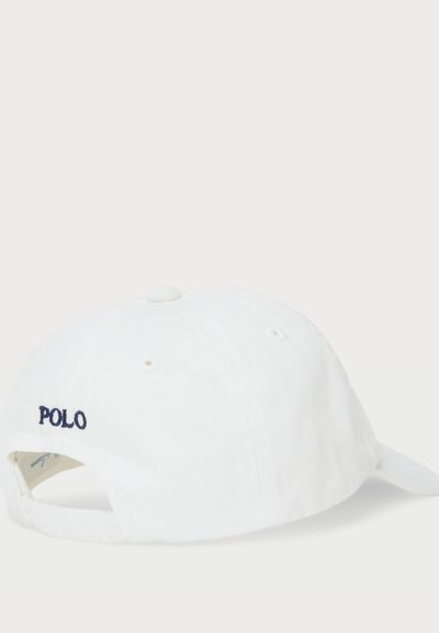 Fehér pamut baseball sapka ívelt karimával, sötétkék "POLO" hímzett logóval, állítható pánttal a hátsó részen és szellőző lyukakkal.