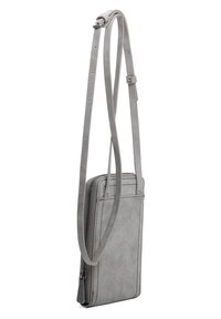 Šedá kožená crossbody peněženka s nastavitelným popruhem, zipovým uzávěrem, hladkým povrchem a prošívanými detaily na přední straně.