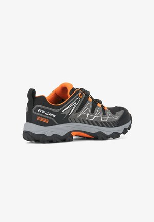 Scarpa da trekking impermeabile nera e grigia con accenti arancioni, suola robusta e sistema di allacciatura rapida, mostrata di profilo su sfondo bianco.