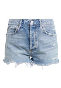 Pantalones cortos de mezclilla en azul claro con un acabado desgastado, dobladillo deshilachado, cinco bolsillos y cierre de botón con un acento de metal en tono plateado.