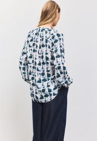 Koszula z długim rękawem z lekkiego materiału, z niebiesko-białym wzorem w kratę, okrągłym dekoltem i marszczonym tyłem.