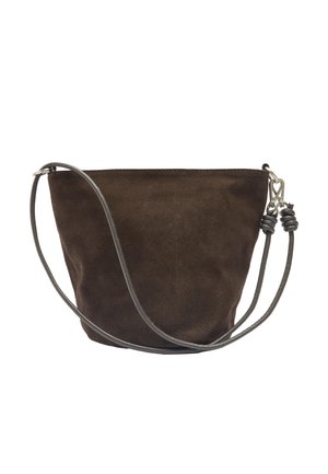 Ciemnobrązowa zamszowa torba typu bucket z cienkim, regulowanym paskiem na ramię i srebrnymi metalowymi zapięciami na białym tle.