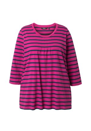 Bordeauxrode en marineblauwe gestreepte top met driekwartmouwen, ronde halslijn en geplooide details onder de halslijn. Gemaakt van een zachte stof.