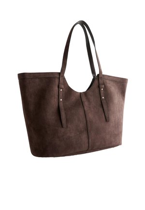 Grande borsa tote in camoscio marrone con due lunghe spalline e semplice dettaglio di cucitura verticale sul davanti, mostrata su sfondo bianco.