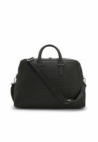 Zwarte geweven reistas met dubbele handgrepen, afneembare schouderriem, gladde accenten en een ritssluiting aan de bovenkant. Gedetailleerd met een gestructureerd oppervlak.