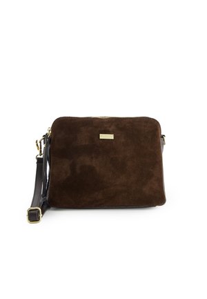 Brun ruskind skuldertaske med lynlås, læderrem og et lille gyldent logo i metal foran. Glat tekstur, rektangulær form.