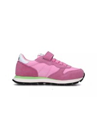 Scarpe sportive rosa con tomaia in suede e tessuto, dotate di una cinghia in Velcro e lacci, accentate da una suola verde e suola esterna in gomma nera.