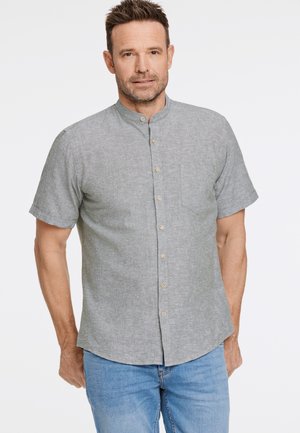 Kurzärmliges graues Hemd mit Knöpfen und Stehkragen, ausgestattet mit einer einzelnen Brusttasche und feiner Struktur. Trägt man zu blauen Jeans.