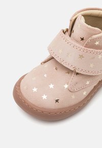 Gioseppo BAREFOOT WITH STARS - Babacipők - rosa
