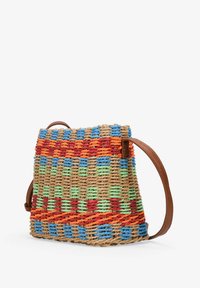 Bolsa de paja tejida con patrones coloridos en azul, verde, rojo y naranja, con una correa de cuero marrón y un diseño estructurado.