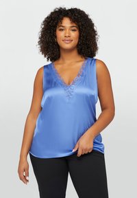 Satynowy niebieski bezrękawnik z dekoltem w kształcie litery V i koronkowym wykończeniem wokół dekoltu, charakteryzujący się gładką fakturą i luźnym krojem.