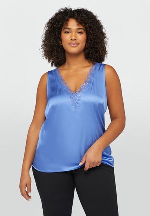 Top blu satinado senza maniche con scollo a V e bordo in pizzo attorno al collo, caratterizzato da una texture liscia e una vestibilità comoda.