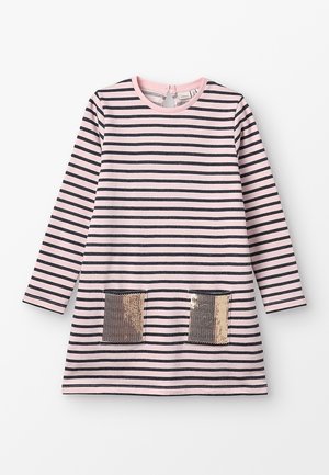 Langærmet kjole med pink og marineblå striber, med to pailletlommer med geometrisk mønster, blødt stof og rund halsudskæring.