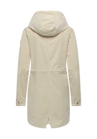 Giacca beige con cappuccio dal taglio dritto, polsini con bottoni e spacco alto sul retro. Realizzata in tessuto morbido con una texture liscia e con pochi accessori.