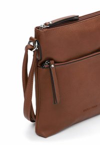 Borsa a tracolla in pelle marrone con texture liscia, dotata di chiusura con zip, tasca frontale e tracolla regolabile. Logo impresso sul lato.
