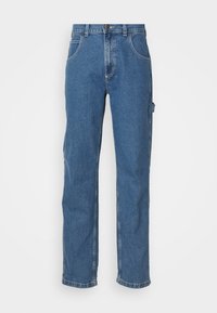 Jean denim bleu coupe droite avec poches avant, fermeture par bouton, passants de ceinture et boucle utilitaire latérale sur fond blanc.