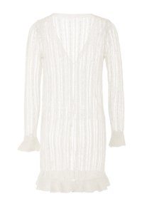 Vestido blanco de punto con mangas largas, escote en V, textura acanalada, con puños y dobladillo con volantes, que presenta un aspecto translúcido y una silueta recta.