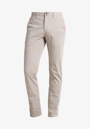 Helle beige Hose aus einem Baumwollmischgewebe. Gerade geschnittenes Design mit einem vorderen Knopfverschluss und seitlichen Taschen. Glatte Textur.