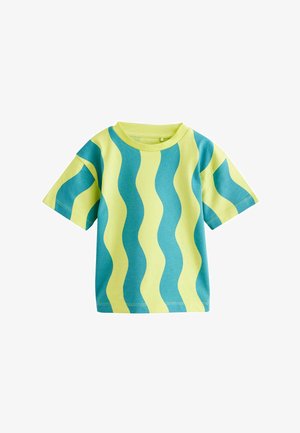 Rövid ujjú pamut póló, hullámos mintákkal türkizkék és lime zöld színben. Kerek nyakkivágás, laza fazon és látható varrás.