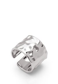Ampia, anello cuff in metallo lucido con texture martellata, colore argento, apertura sul retro e bordi lisci, che offre un aspetto moderno e contemporaneo.