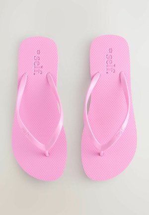 Rosa gummiflip-flop med strukturerad fotbädd och tunna, släta remmar. Märkesnamnet "self." präglat på fotbädden.